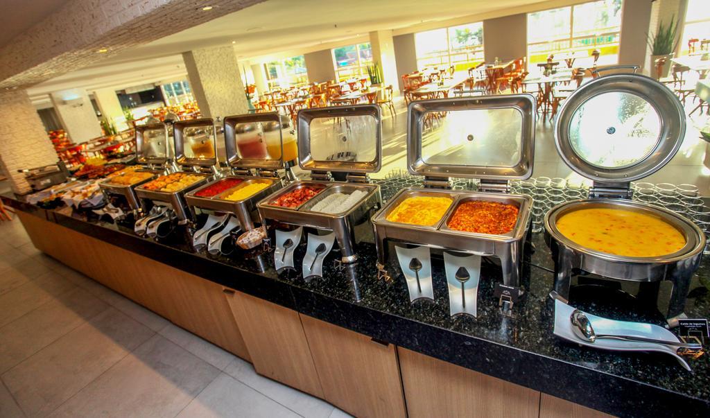 Gran Mareiro Hotel フォルタレザ エクステリア 写真 A buffet at a hotel